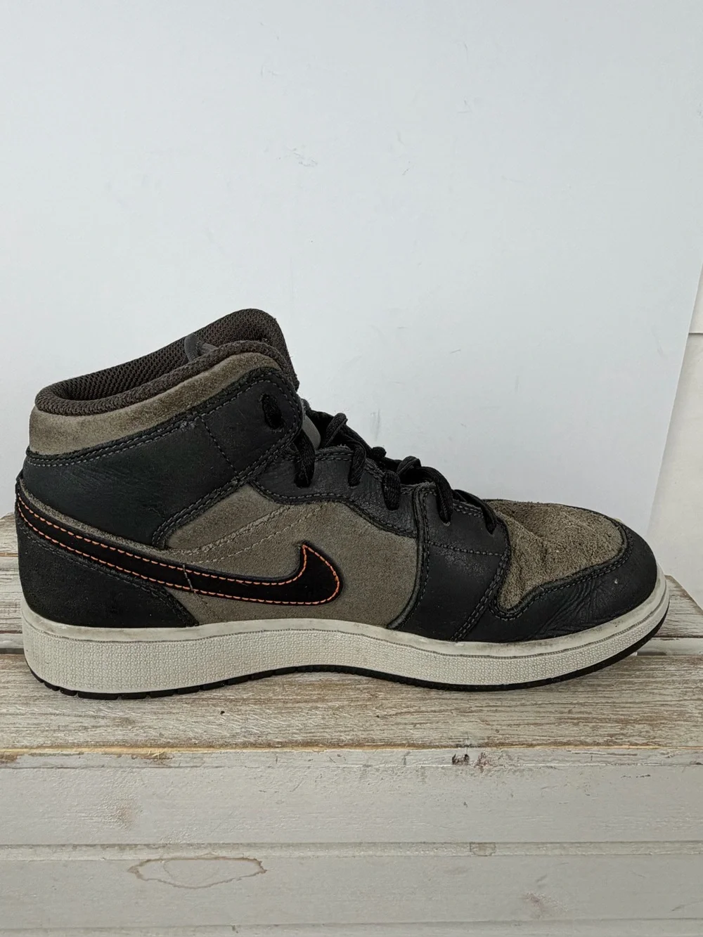 Nike Air Jordan 1 Mid SE sneakers grey/black leather and suede upper size 6.5Y